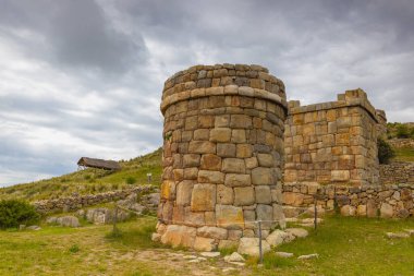 Molloco 'lu Chullpas, Peru' daki cenaze kuleleri.