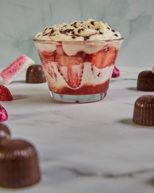 Düşük Bardakta Çilekli Krema Tatlısı