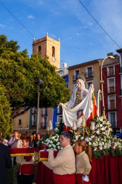 Çan Kulesi Arkaplanlı Aziz Veronica Heykeli