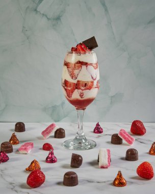 Tatlı Süslü Çilekli Tatlı Bardak