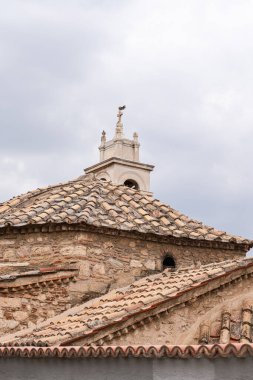 Eski Atina kasabasındaki ortaçağ katedrali