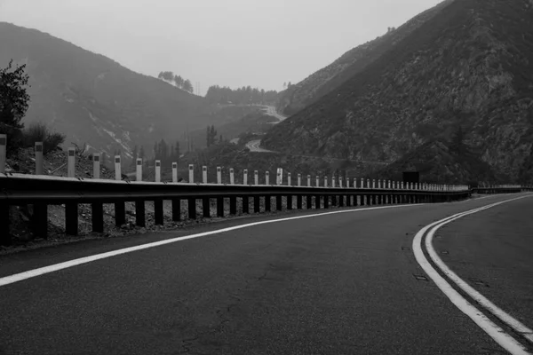 Virajlı Yol Dağların arasından Kesiyor