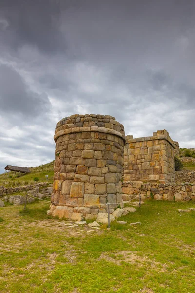 Molloco 'lu Chullpas, Peru' daki cenaze kuleleri.