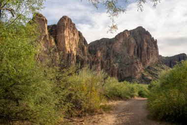 Engebeli dağlık araziye giden toprak yolu.