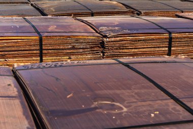 Bir yığın bakır katot teslimatı bekliyor.