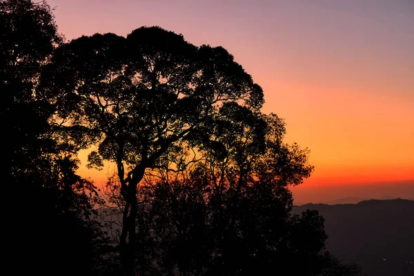 Gün batımında dağın tepesinde dramatik bir gökyüzü