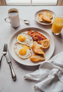 Bir tabak pastırma, yumurta, kahvaltıda içeceklerle tost..