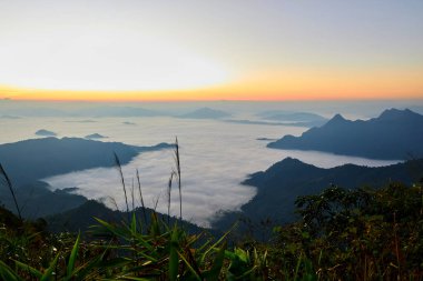 Sabahın erken saatlerinde dağda dramatik gökyüzü ve sis