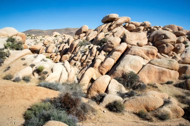Erimiş çöl kaya oluşumları berrak gökyüzünün altında