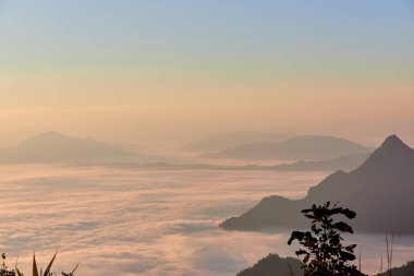 Sabahın erken saatlerinde dağda dramatik gökyüzü ve sis
