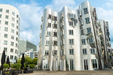 Dekonstrüktivist ofis binasını Frank Gehry tasarladı.