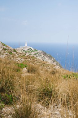Deniz feneri Rocky Kıyı Tepesi 'nde Denizin üstünde