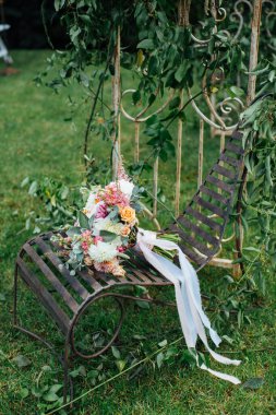 Vintage bankta düğün çiçekleri