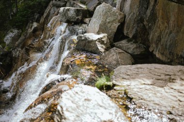 Banff 'ta Agnes Gölü' ndeki kayaların üzerinden akan su.