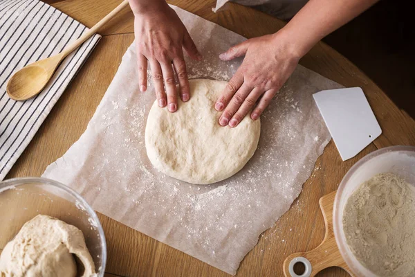 Kadın eli hamuru sarar, evde pişirir.