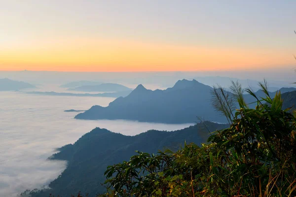 Sabahın erken saatlerinde dağda dramatik gökyüzü ve sis