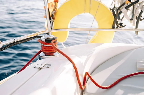 Halat ve cankurtaran halatıyla açık denizde yelkenli güvertesi