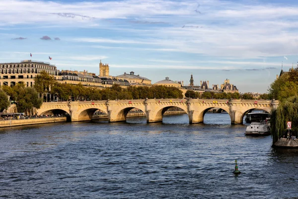 Paris 'teki Pont Neuf' un güzel günbatımı manzarası