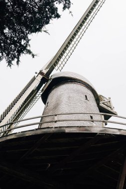 Yel değirmeninin tabanına dik dik bakarak