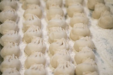 Taze pişmiş hamur tatlısı hazır.