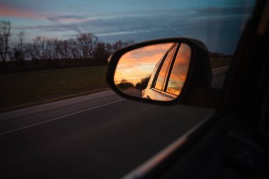 Otomobil Aynasında Renkli Gün Batımı Yansıması