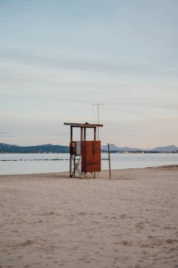 İspanya, Port de Pollenca 'daki kumlu sahilde duran cankurtaran kulesi.