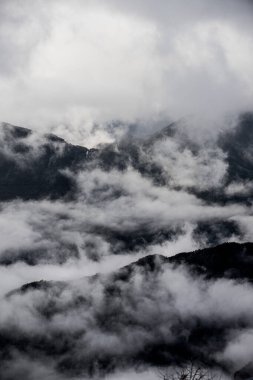 Pireneler 'de karla kaplı dağlar ve bulutlu gökyüzü