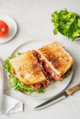 Kızarmış sandviçin beyaz arka planda tabakta üst görünümü.