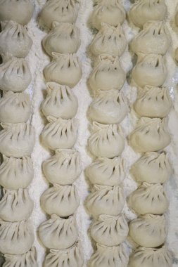 Un içinde çiğ hamur işleri dikey pişirmeye hazır.