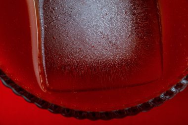 Kırmızı arka planda buzlu kırmızı kokteyl izole edildi.