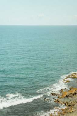 San Juan, Porto Riko 'da dalgalar kayalık kıyı şeridine çarpıyor.