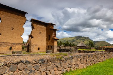 Raqchi 'deki Wiracocha Tapınağı büyük duvarlarıyla göze çarpıyor.