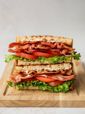 BLT sandviçin üst üste dizilmiş kısımlarını kapat..