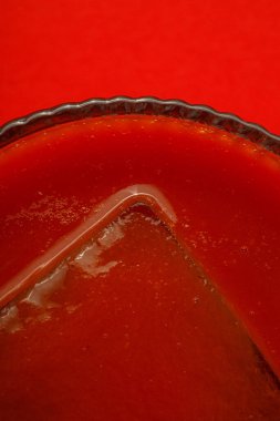 Kırmızı arka planda buzlu kırmızı kokteyl izole edildi.