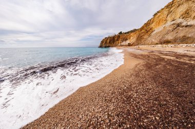 İspanya 'da Kıyı Kayalıkları ve Dalgalar