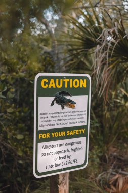 Florida Parkı 'ndaki timsahlar için uyarı işareti.