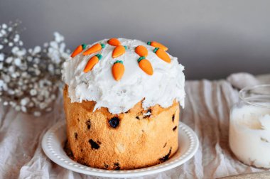 Masa örtüsüne yerleştirilmiş ev yapımı Paskalya pastası..