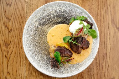 Kızarmış et ve yanında tabak.