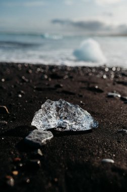 İzlanda 'daki Kara Elmas Sahili' nde bir buz bloğu