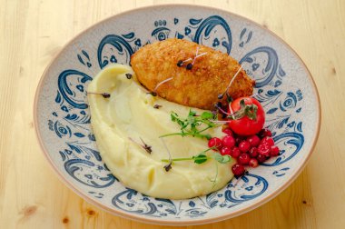 Tabakta pirzola ve meze.