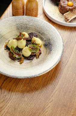 Kızarmış et ve yanında tabak.