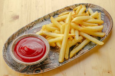 Soslu kızarmış patates kızartması.