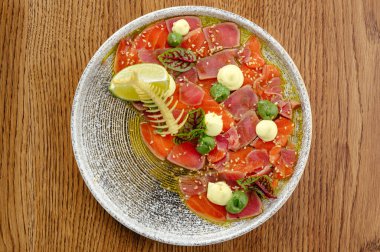 Tabakta ton balığı ve somon carpaccio.