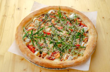 İtalyan pizzası, sebze, balık ve roka.