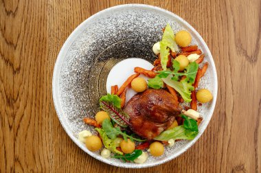 Tabakta ördek rostosu ve meze.