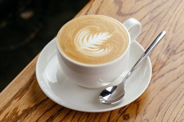 Güzel köpüklü ve desenli bir kapuçino.