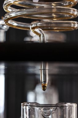 Cam bobin tüpü soğuk bira spesiyali kahve damlatıyor.