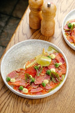 Tabakta ton balığı ve somon carpaccio.