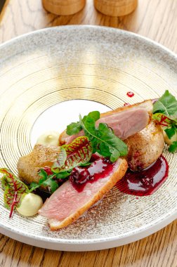 Soslu ızgara ördek filetosu ve ızgarada meze.