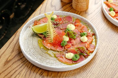 Tabakta ton balığı ve somon carpaccio.